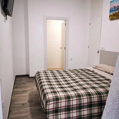 Manila-home,2 Banos-bathrooms *